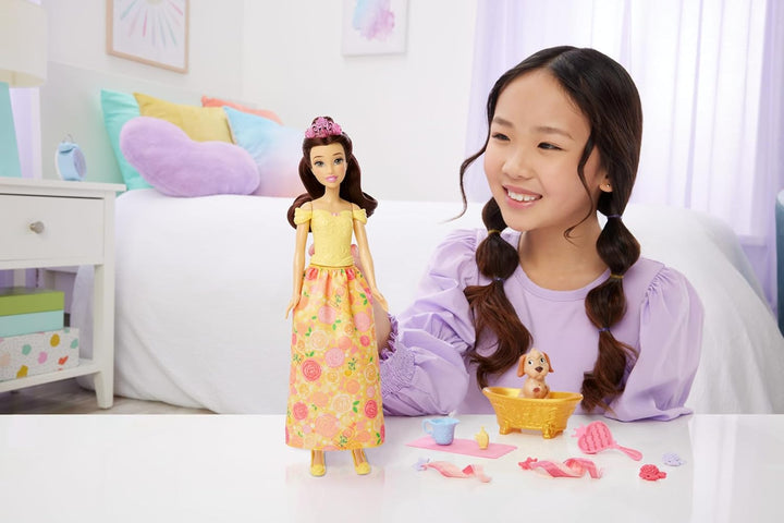 Mattel Disney Princess Belle Modepuppe mit Hündchen, Farbwechseleffekt, Badewanne, Bürste und Haarzu