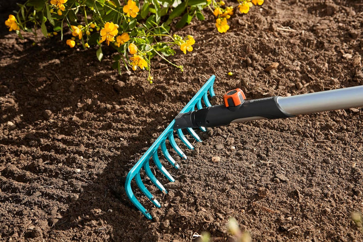 Gardena combisystem-Rechen: Praktische Harke mit 12 Zinken, ideales Gartenzubehör zum Rechen, Unkrau