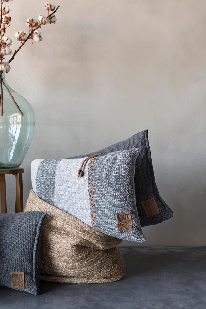 KNIT FACTORY - Uni Zierkissen - Rechteckige Sofa Kissen - Anthrazit - Gestrickter Dekokissen - Couch