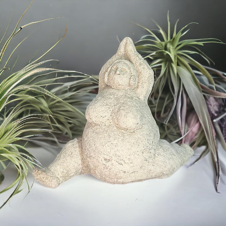 OriginalPaul kleine Yoga-Dame Ulrike - Steinfigur handgefertigt in Deutschland frostresistent und wi