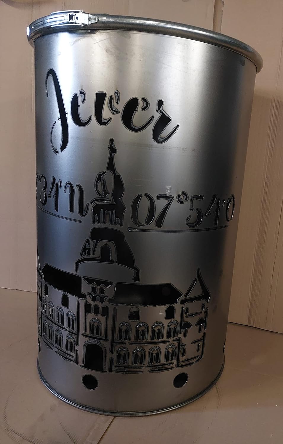 Feuertonne mit - Jever - Motiv - Gefertigt aus neuem Ölfass - Besondere Feuerstelle für Garten und T