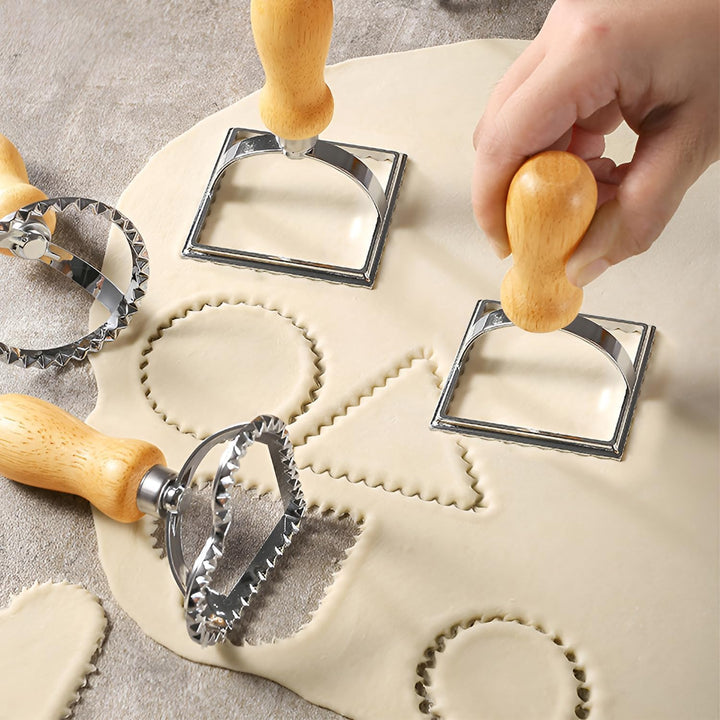 Ravioli Ausstecher 5er Set – Ravioli Former &amp; Teigrädchen mit Holzgriff | Herzform Rund Eckig | Ravi