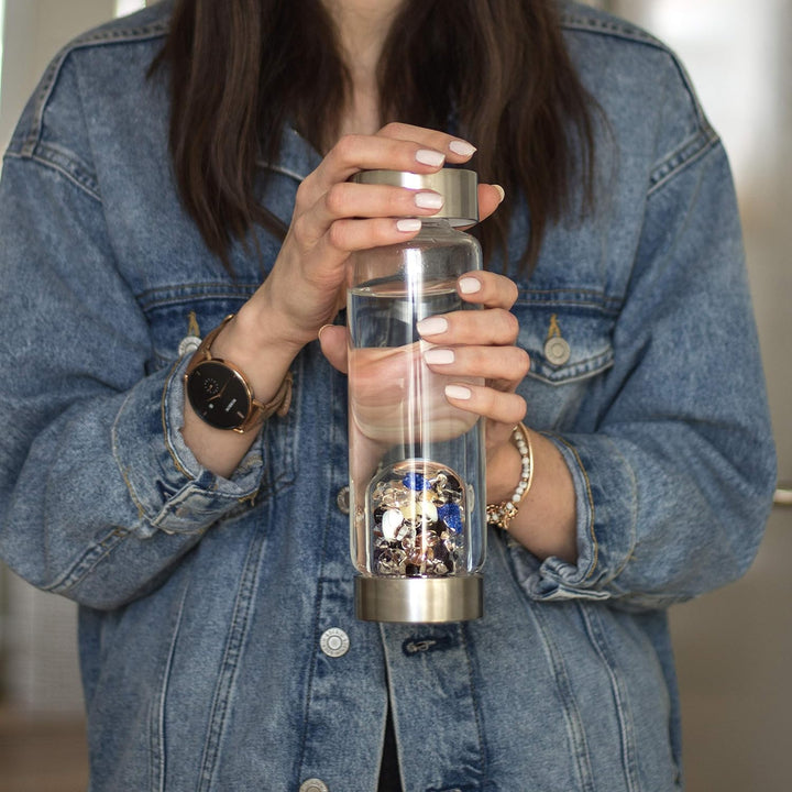 VitaJuwel ViA AYURVEDA - Wasserflasche mit Milchopal, Amethyst, Bergkristall, Lapislazuli, Granat, K