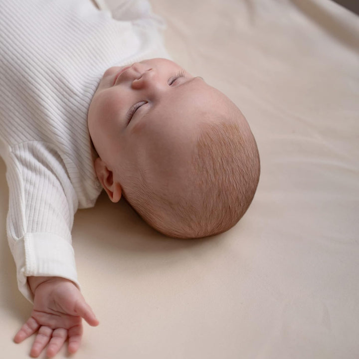 ÜneeQbaby 100% wasserdichter Matratzenschoner, voll ausgestattetes Bettlaken - Bio-Baumwolle, GOTS,