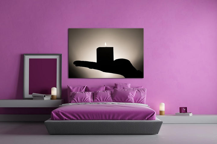 Silhouette einer Kerze auf der Hand Format: 80x60 als Leinwand, Motiv fertig gerahmt auf Echtholzrah