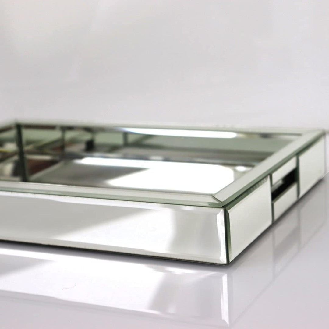 Quadratisches silberfarbenes Spiegeltablett, Grösse 27.9 cm Längex35.6 cm Breitex5.1 cm Höhe, verspi
