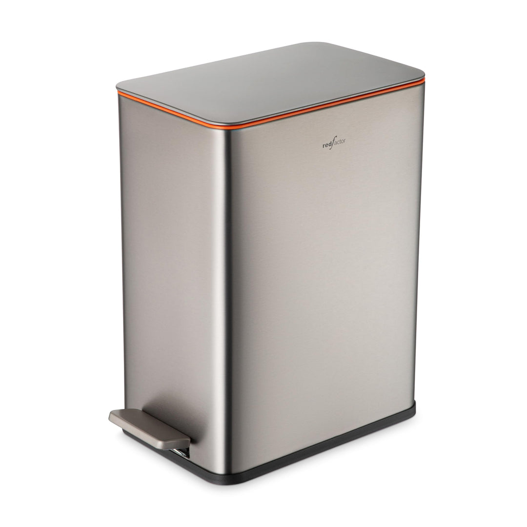 RED FACTOR Schmaler 10L Edelstahl Treteimer für enge Räume – Mülleimer mit Soft-Close-Deckel und her