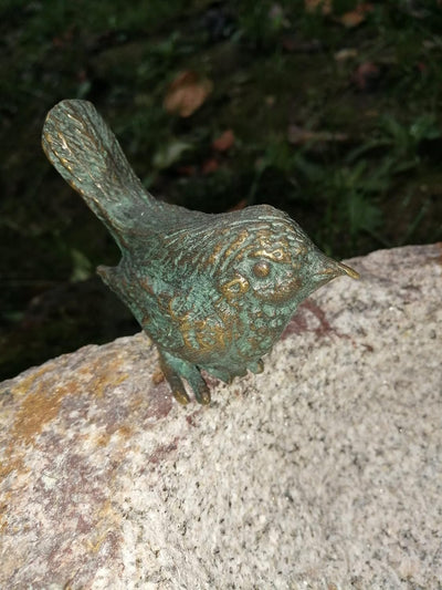 Yerd Gartendeko Figur: Bronzefigur Garten, Vogeltränke aus Schwarzwald-Granit - grau, Vogel auf Stei