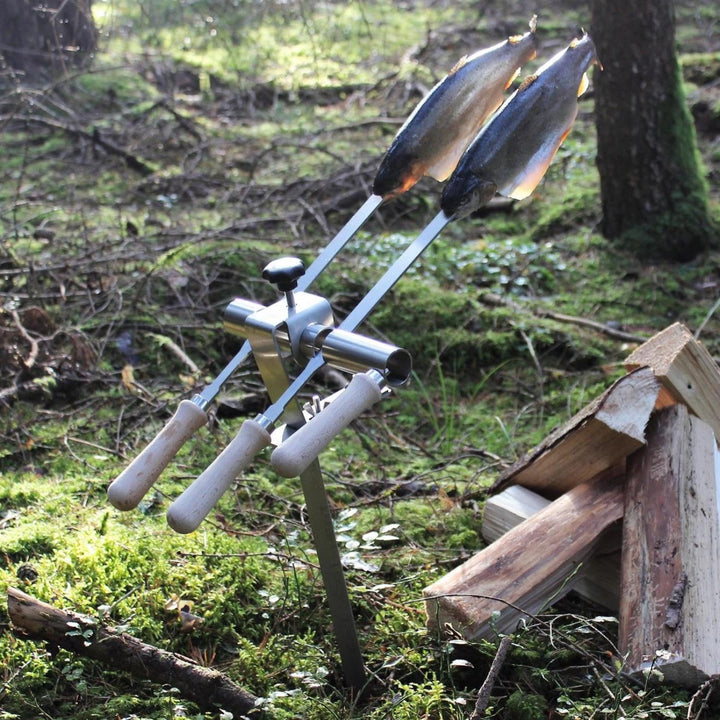 Premium Steckerlfisch Halter für Lagerfeuer - Platz für 2 Fische - Fisch Grill Spiesshalter für offe