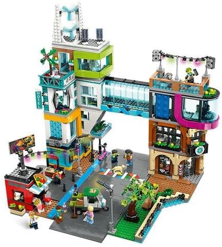 LEGO 60380 City Stadtzentrum Set, Modellbausatz, Spielzeug mit Spielzeugläden wie Friseur, Tierarzt,
