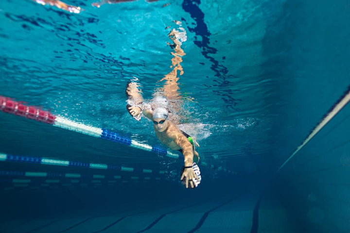 arena Tracks Anti-Fog Wettkampf Schwimmbrille Unisex für Erwachsene, Schwimmbrille mit UV-Schutz, 4