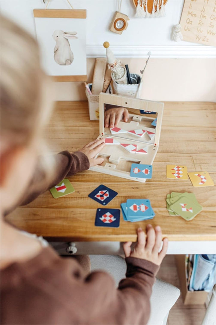 small Foot Symmetriespiel mit Spiegel „Educate“ aus Holz, Legespiel in Holzbox mit Magnetverschluss,
