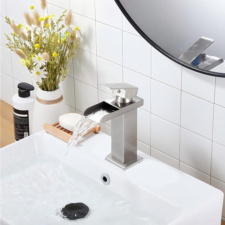 Wasserfall-Badezimmerarmatur, Badezimmerarmatur aus Edelstahl und Messing, Wassersparend, Waschtisch
