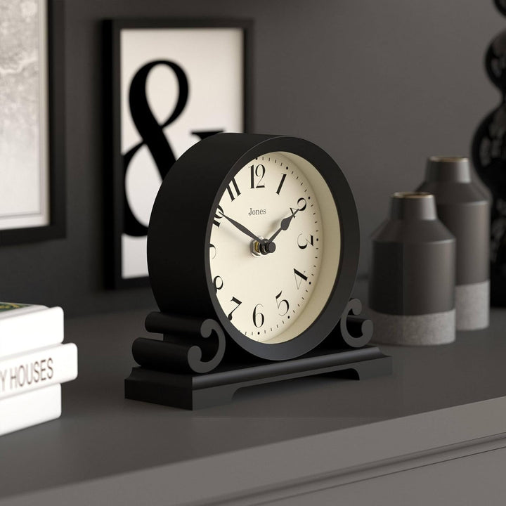 JONES CLOCKS® Saloon Tischuhr I Traditionelles DoppelIscrollIDesign I Schwarz I Zeitgenössischer kla