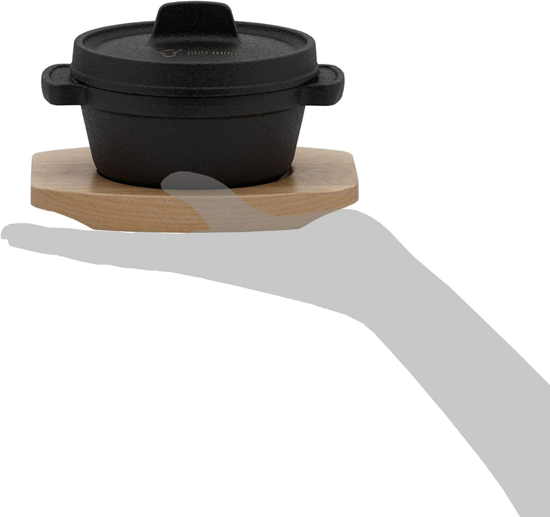 BBQ-Toro Mini Dutch Oven (2 Stück) | Ø 11 cm | Gusseisen Serviertopf mit Holzunterlage | bereits ein