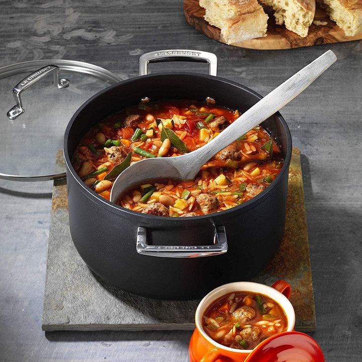 Le Creuset Aluminium-Antihaft Fleischtopf mit Glasdeckel, Ø 24 cm, Für alle Herdarten inkl. Induktio