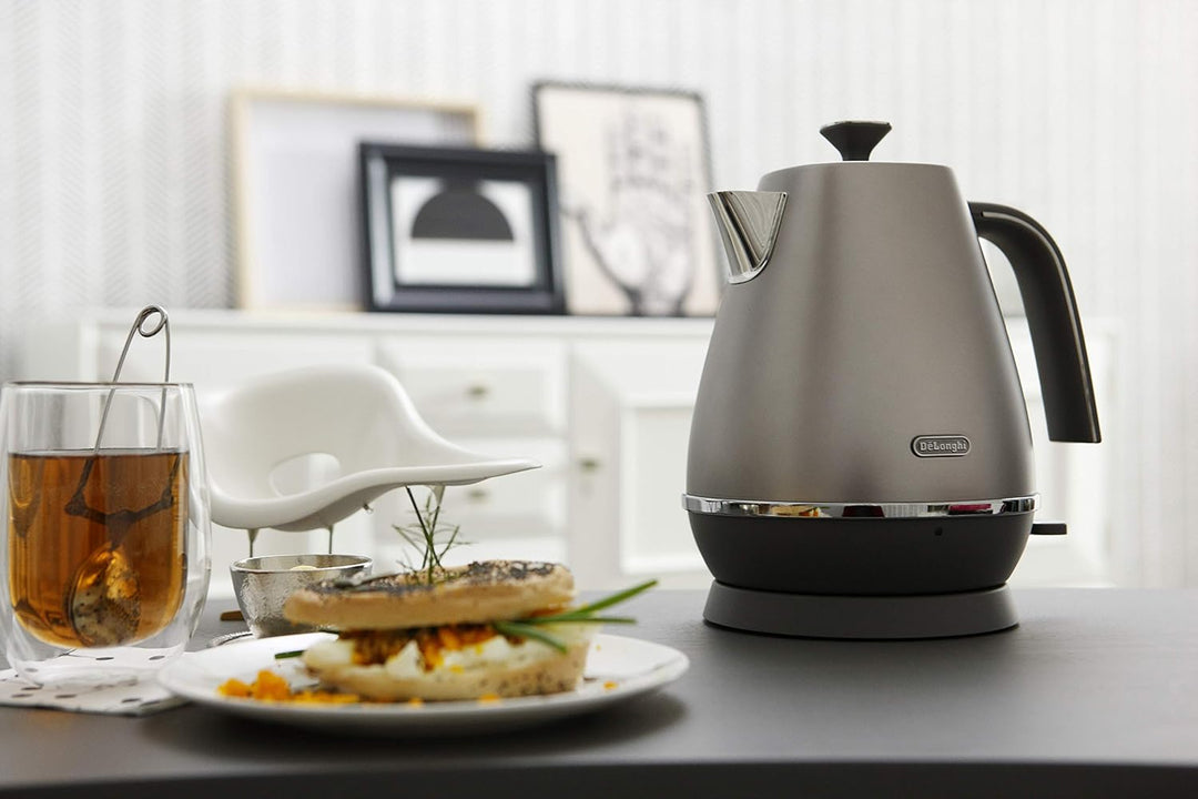 De'Longhi Distinta Flair Wasserkocher KBI2001.S | 1,7 L | Herausnehmbarer Kalkfilter | Finesse Silve