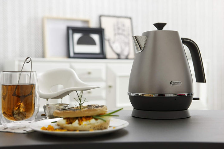 De'Longhi Distinta Flair Wasserkocher KBI2001.S | 1,7 L | Herausnehmbarer Kalkfilter | Finesse Silve