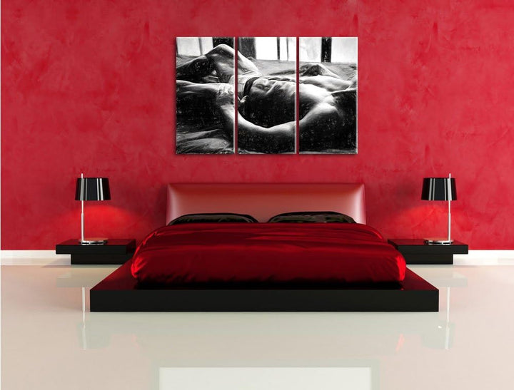 Pixxprint Muskulöser Mann im Bett Kunst Kohle Effekt 3-Teiler Leinwandbild 120x80 Bild auf Leinwand