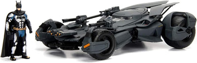 Jada Toys 253215000 Justice League Batmobil, hochdetailiertes 1:24 Modellauto inkl. Batman-Figur, Co