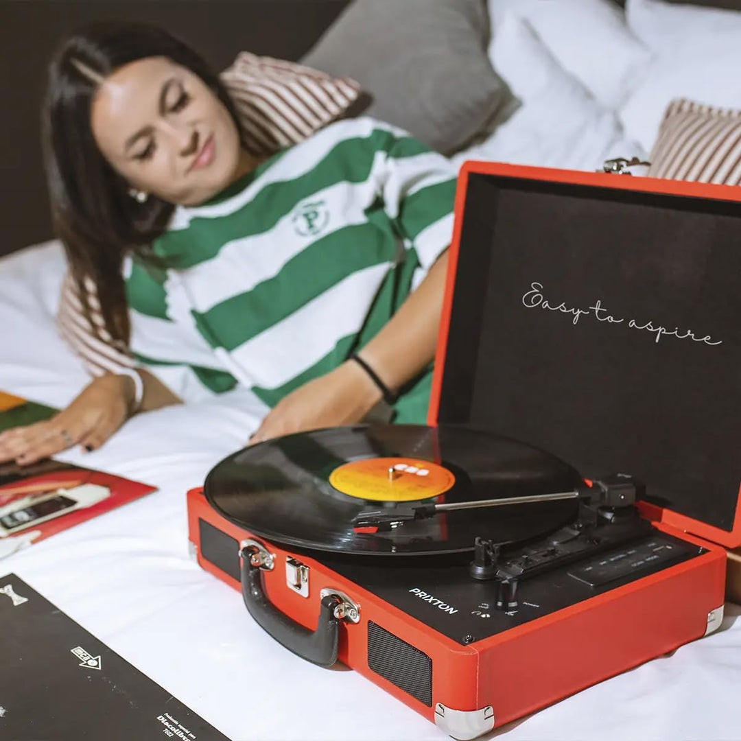 PRIXTON - VC400 Vintage-Vinyl-Plattenspieler | Vinyl-Player & Konverter über Bluetooth & USB | 2 ein