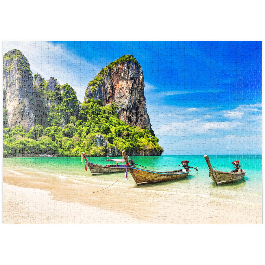 Thailändisches Longtailboot am Sandstrand Railay Beach in der Provinz Krabi, Thailand - Premium 1000