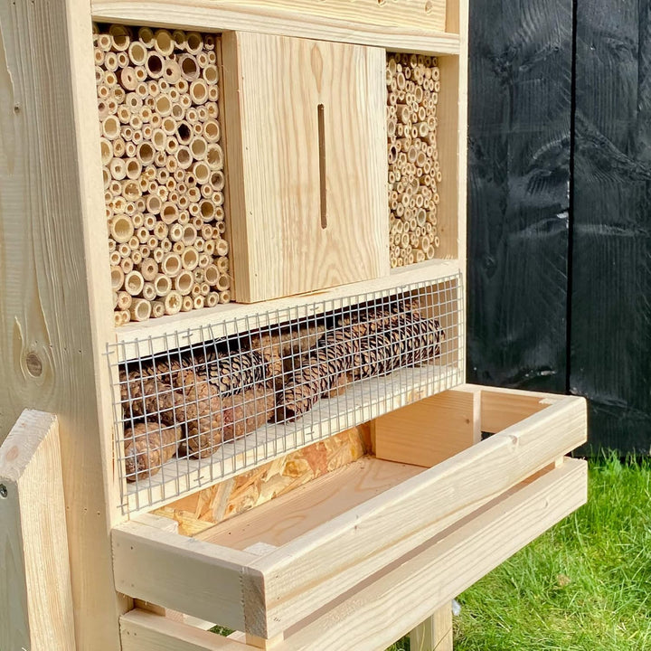 GARTENETAGE Stehendes Insektenhotel XXL mit Pflanzenoase &amp; Schieferdach/Naturbelassenes, massives In