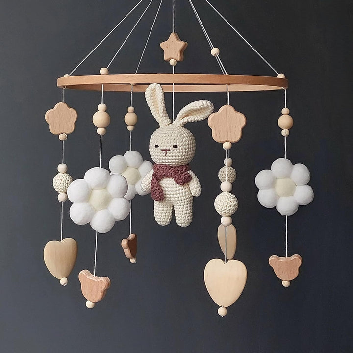 Gehäkeltes Baby Mobile Hase – Mädchen Krippen Deko aus Holz, Crochet Bunny Babybett-Anhänger, Neutra