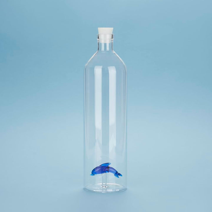 balvi - Atlantis Dolphin Wasserflasche aus Glas. Enthält eine Delfin-Figur. Mit Silikonverschluss.