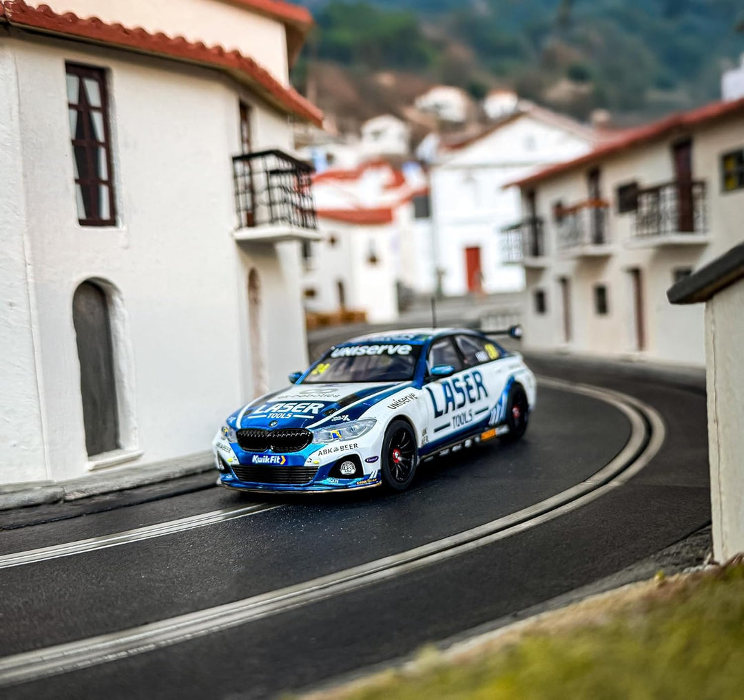 Scalextric Cars – C4526 BMW 330e NGTC – Laserwerkzeuge – Jake Hill 2023 – Spielzeug-Schlitzauto zur