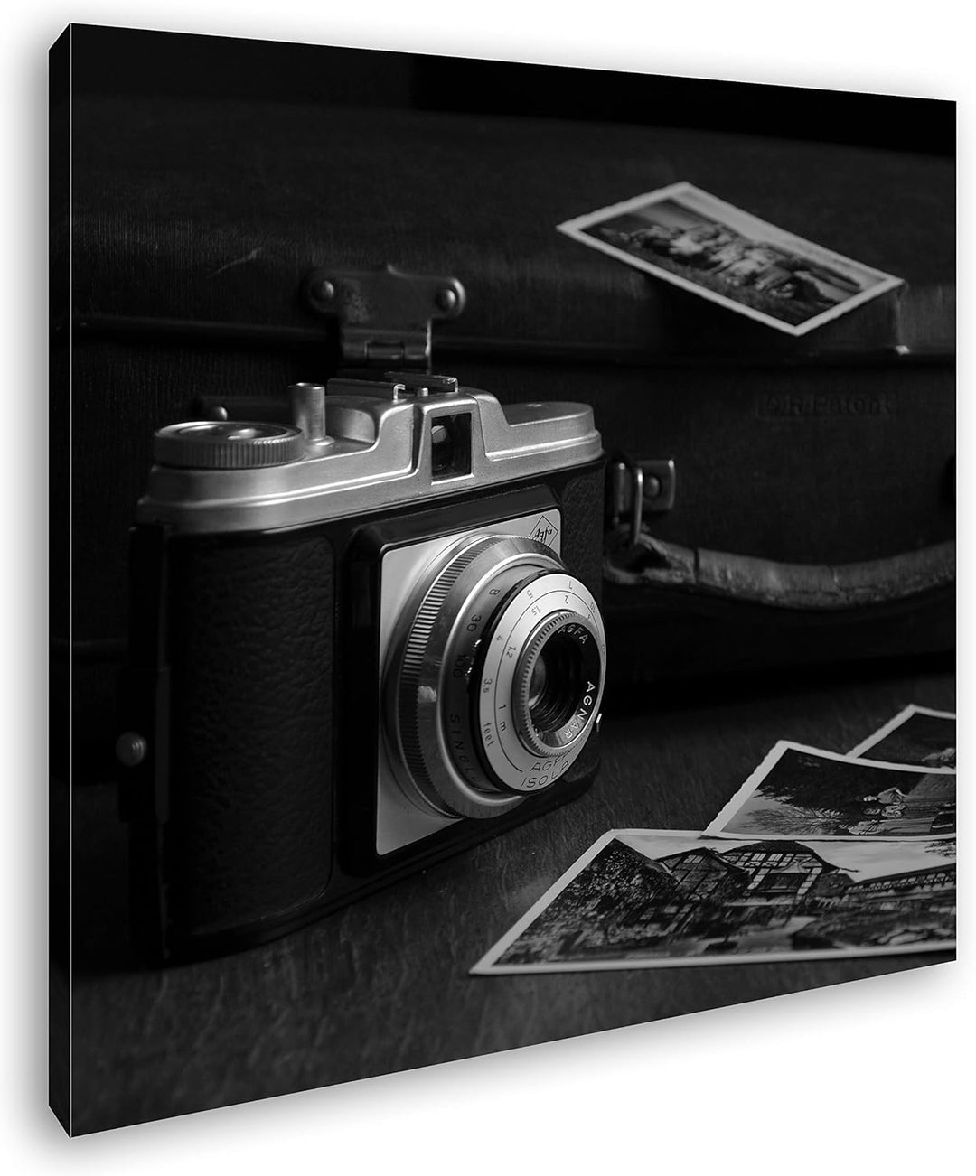 deyoli Analoge auf Fotoapparat vor altem Koffer im Format: 60x60 Effekt: Schwarz&Weiss als Leinwandb