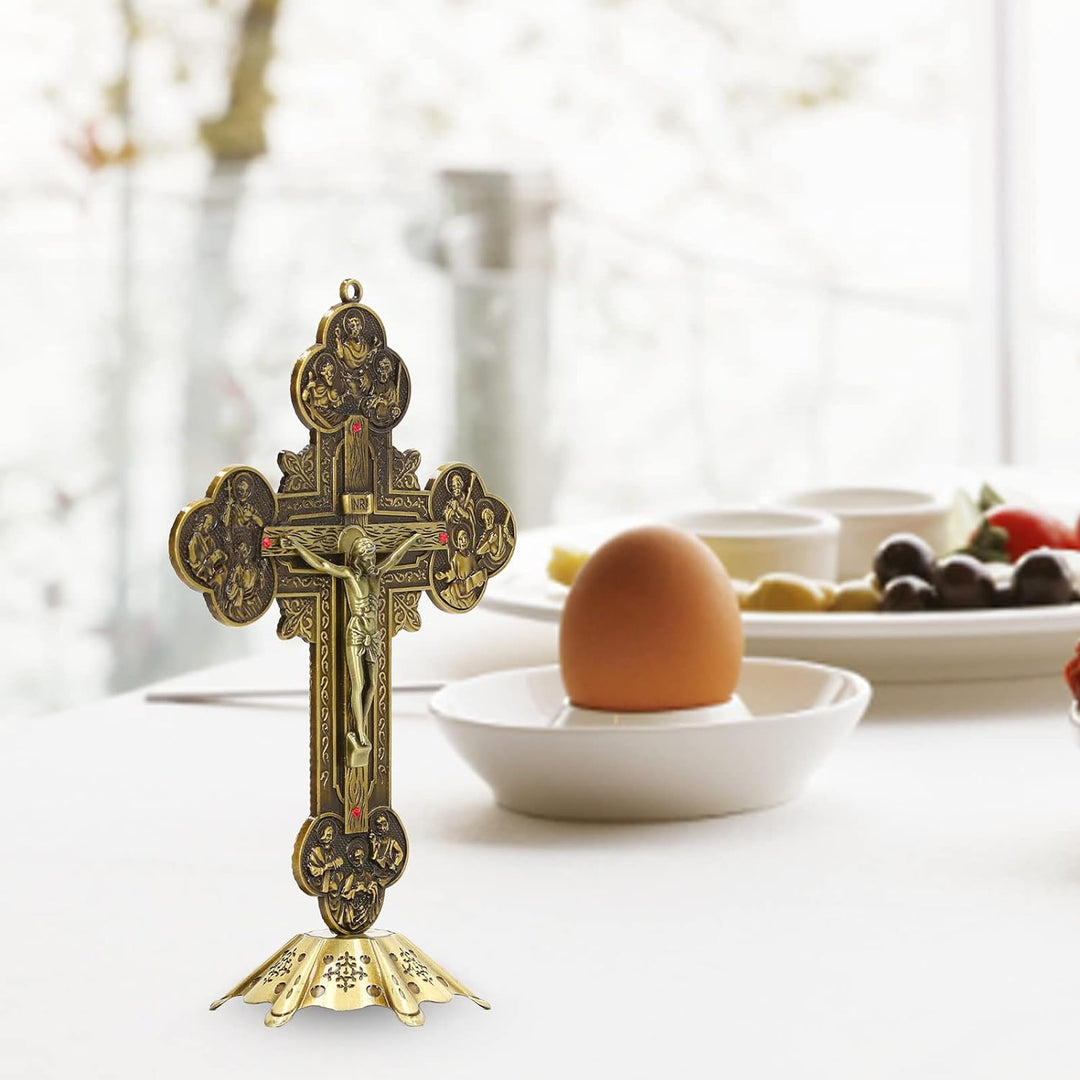 Stehendes Kruzifix, Fürbitte, Wand- und Tischkreuz, Kruzifix mit Eingelegtem Rotem Vintage-Metallmat