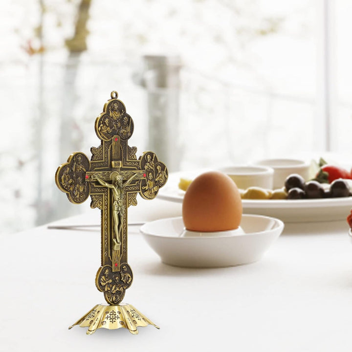 Stehendes Kruzifix, Fürbitte, Wand- und Tischkreuz, Kruzifix mit Eingelegtem Rotem Vintage-Metallmat