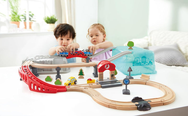 Hape Eisenbahnwelt Spielset mit Aufbewahrungsbox, 48 Teile, an 3 Jahren Stadtzug, Stadtzug