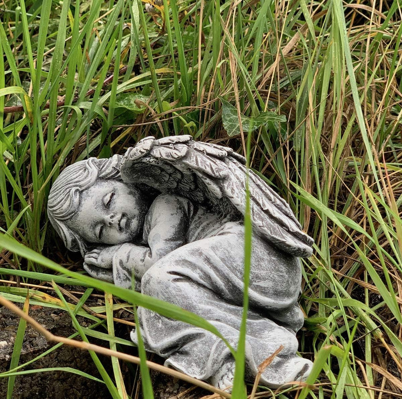 stoneandstyle Steinfigur träumendes Engelchen liegend, massiver Steinguss, Frost- und wetterfest bis