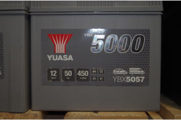 Yuasa YBX5057 Hochleistungs-Akku, 12 V, 50 Ah, 450 A, silberfarben