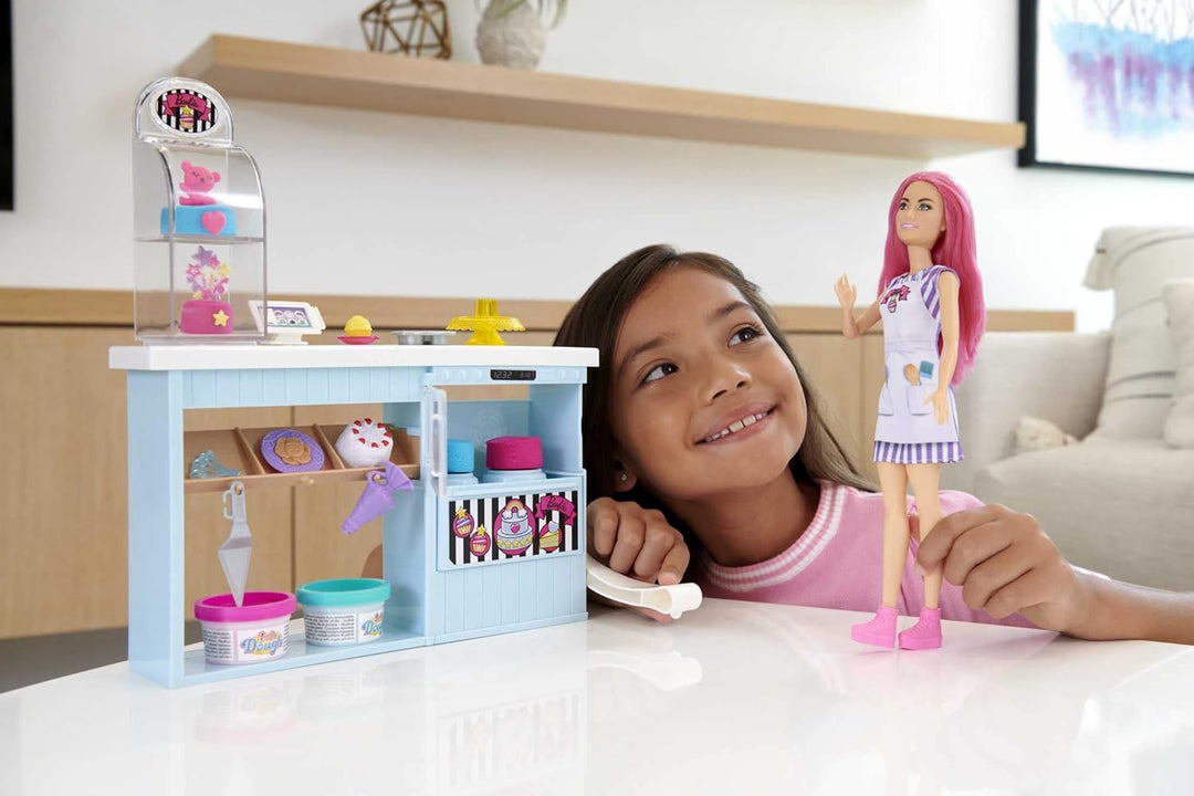 Barbie HGB73 - Tortenbäckerei Spielset mit Puppe (30 cm), Bäckerei, Kuchenherstellungsfunktion, +20