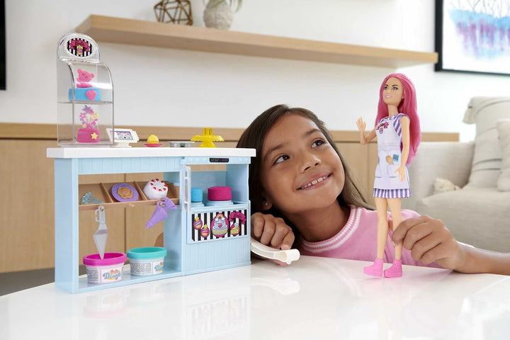Barbie HGB73 - Tortenbäckerei Spielset mit Puppe (30 cm), Bäckerei, Kuchenherstellungsfunktion, +20