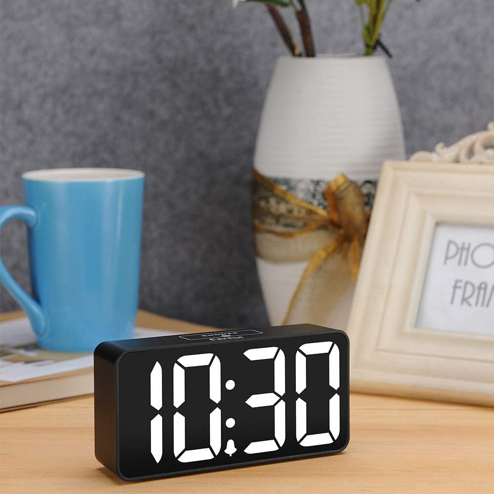 Eachui LED Wecker Digital mit USB-Ladeanschluss, Grosse Ziffern Display, Helligkeit und Lautstärke R