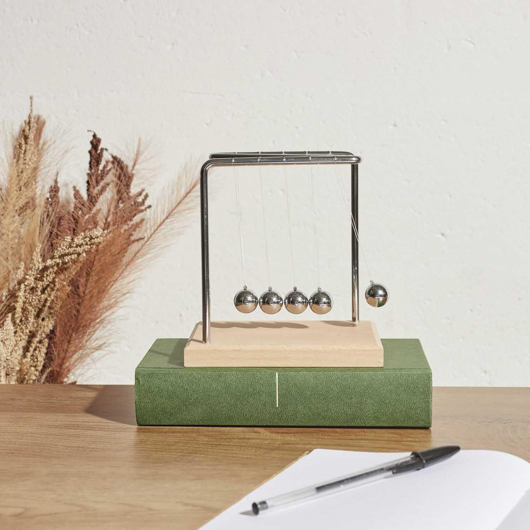 HOME DECO FACTORY, HD0378, Newton's Pendulum H15 cm - Educational Decorative Object, Minimalist Desi