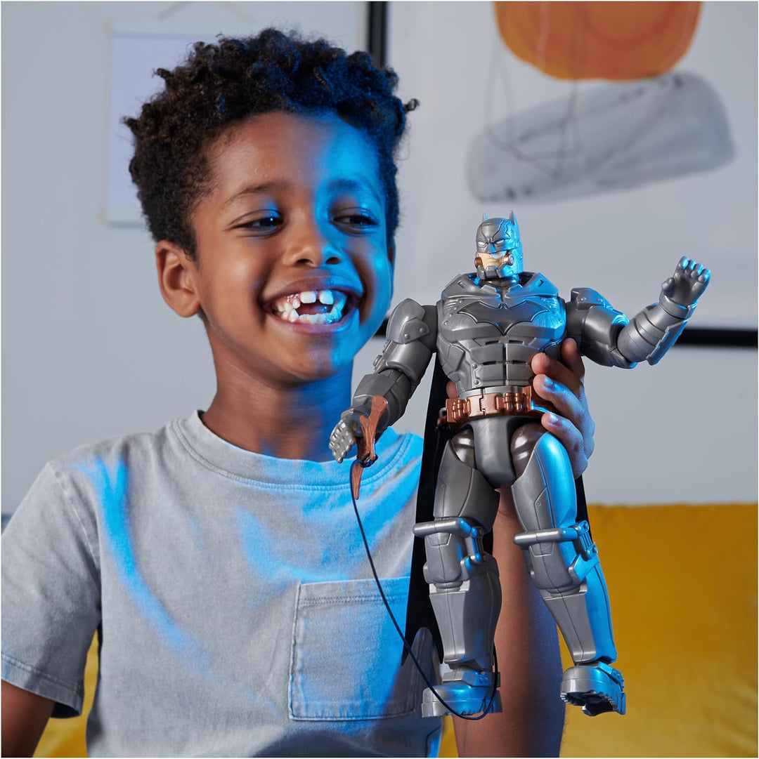 Batman 30cm Deluxe - Actionfigur mit Schlag- und Wurffunktion, 5 Ausrüstungsgegenständen, Licht- und