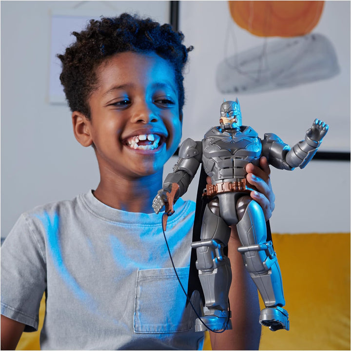 Batman 30cm Deluxe - Actionfigur mit Schlag- und Wurffunktion, 5 Ausrüstungsgegenständen, Licht- und