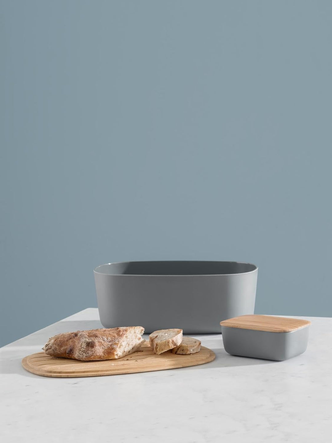RIG-TIG Brotkasten Box-IT - Aufbewahrungsbox für Brot, Brötchen, Kekse, Gebäck, Schneidebrett als De