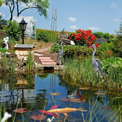 Relaxdays Reiher Gartenfigur, 2er Set, gegen Fischreiher, für Gartenteich, mit Erdspiess, Kunststoff