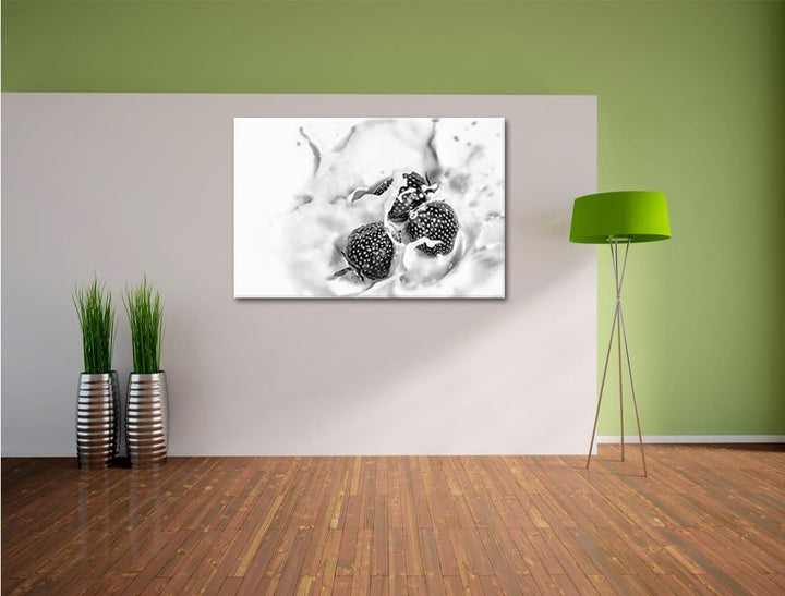 Pixxprint Monocrome, Erdbeeren in Milch Erdbeermilch, Format: 100x70 auf Leinwand, XXL riesige Bilde