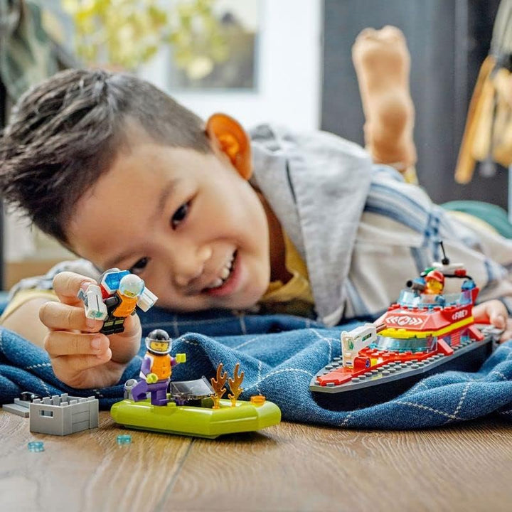 LEGO 60373 City Feuerwehrboot, Spielzeug, das im Wasser schwimmt, mit Rennboot, 3 Minifiguren und Je