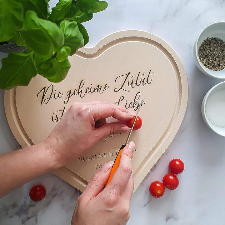 Schneidebrett Personalisiert aus Holz mit Gravur - Holzbrett Herzform als Geschenk zum Valentinstag,