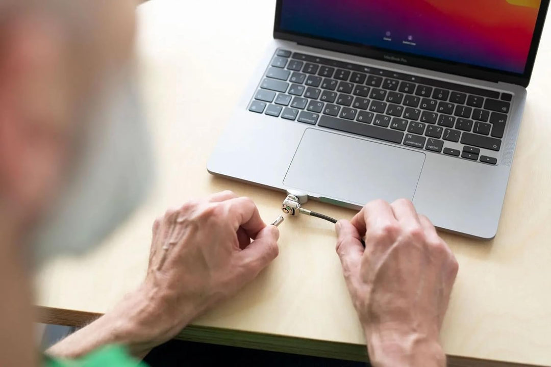 Compulocks The LEGDE Sicherheitsadapter für MacBook Pro 13" M1/M2 mit Sicherheitskabel mit Schlüssel