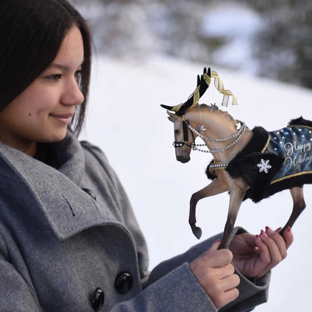 Breyer Horses 2023 Holiday Collection | Traditional Series Holiday Horse - Highlander | Modell 