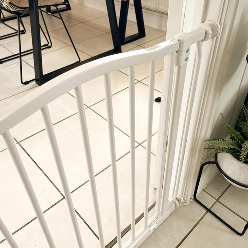 Bettacare Gebogenes Hundetor, 107cm - 116cm, Mattweiss, Druckmontage Haustiertor für Hunde und Welpe